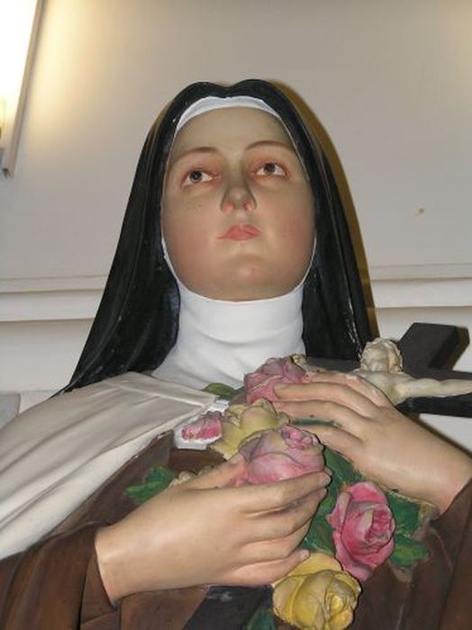 statue : Sainte Thérèse de l'Enfant Jésus, vue partielle