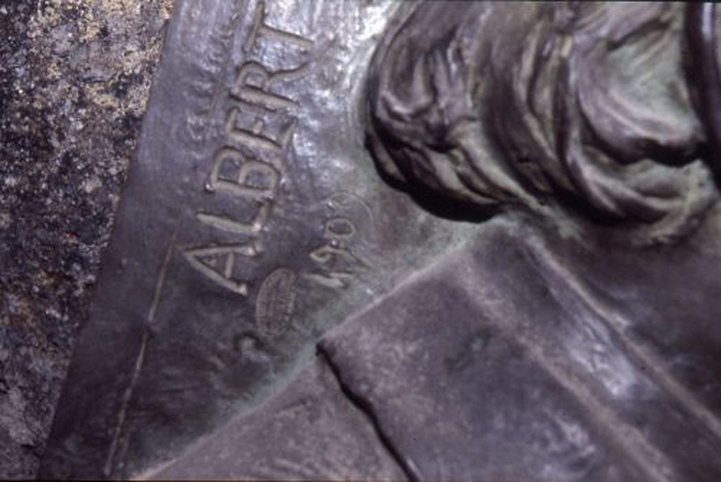 bas-relief : Portrait d'Albert Tournier, détail de la date - © Ministère de la Culture (France), Conservation des antiquités et des objets d’art de l'Ariège – Tous droits réservés 