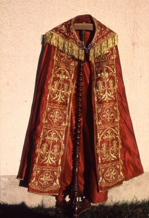 chape (ornement rouge) - © Ministère de la Culture (France), Conservation des antiquités et des objets d’art de l'Ariège – Tous droits réservés