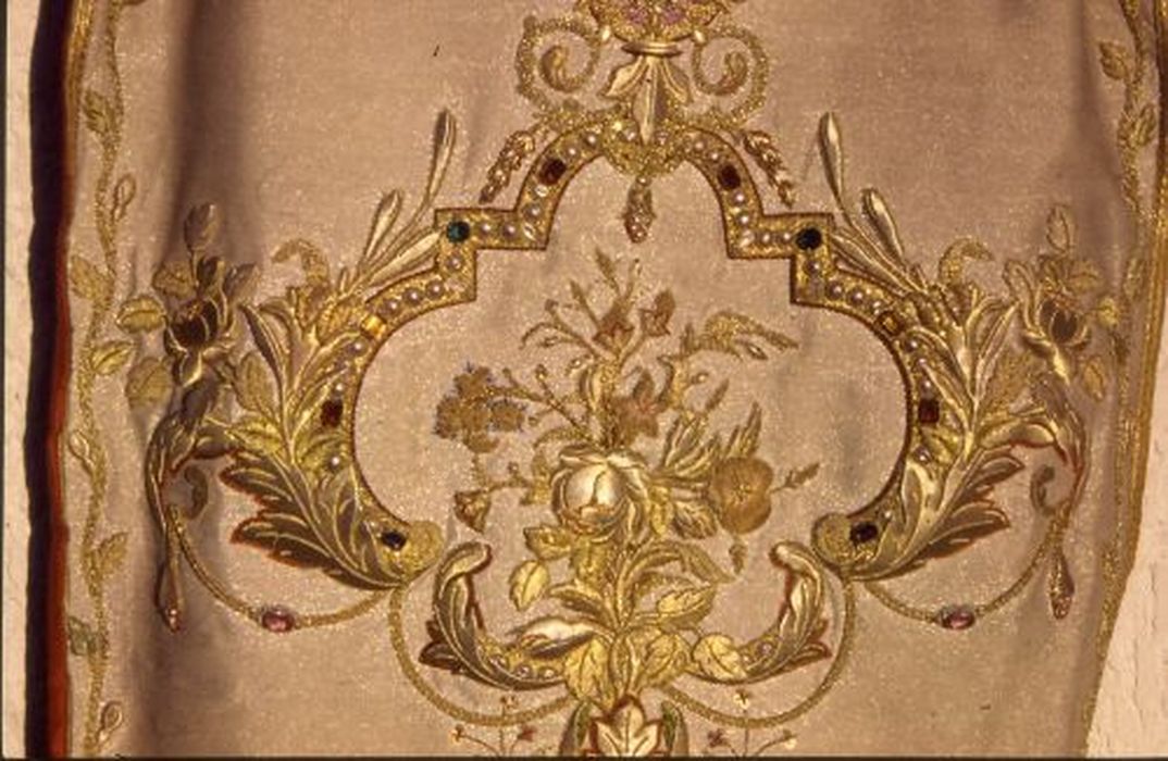 chasuble (ornement blanc), détail - © Ministère de la Culture (France), Conservation des antiquités et des objets d’art de l'Ariège – Tous droits réservés 