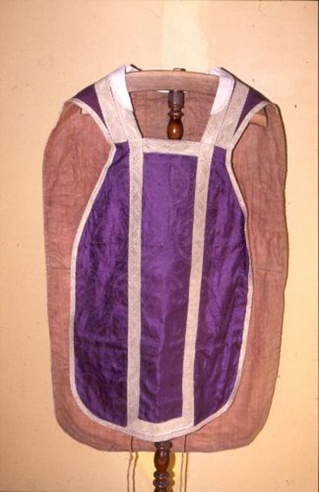 chasuble (ornement violet) - © Ministère de la Culture (France), Conservation des antiquités et des objets d’art de l'Ariège – Tous droits réservés
