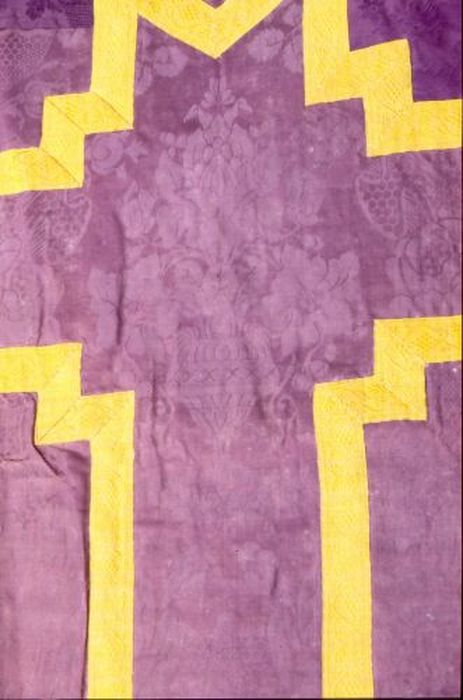 chasuble (ornement violet), détail - © Ministère de la Culture (France), Conservation des antiquités et des objets d’art de l'Ariège – Tous droits réservés 
