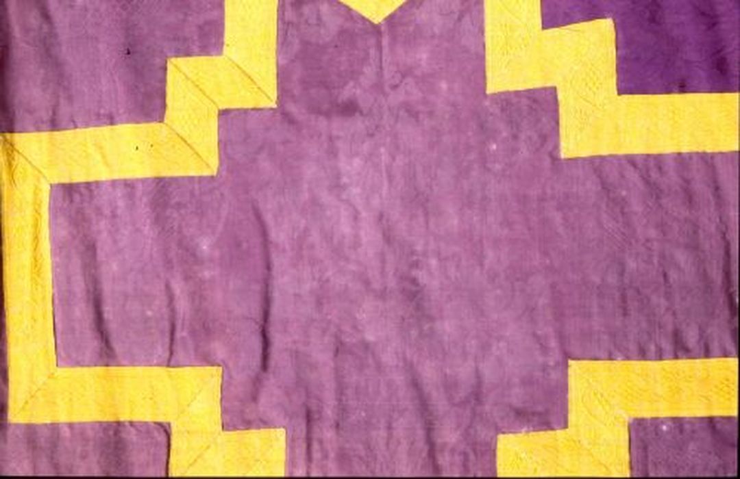 chasuble (ornement violet), détail - © Ministère de la Culture (France), Conservation des antiquités et des objets d’art de l'Ariège – Tous droits réservés 