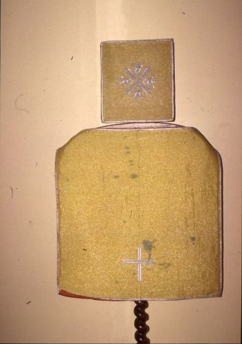 voile de calice, bourse de corporal (ornement doré) - © Ministère de la Culture (France), Conservation des antiquités et des objets d’art de l'Ariège – Tous droits réservés 