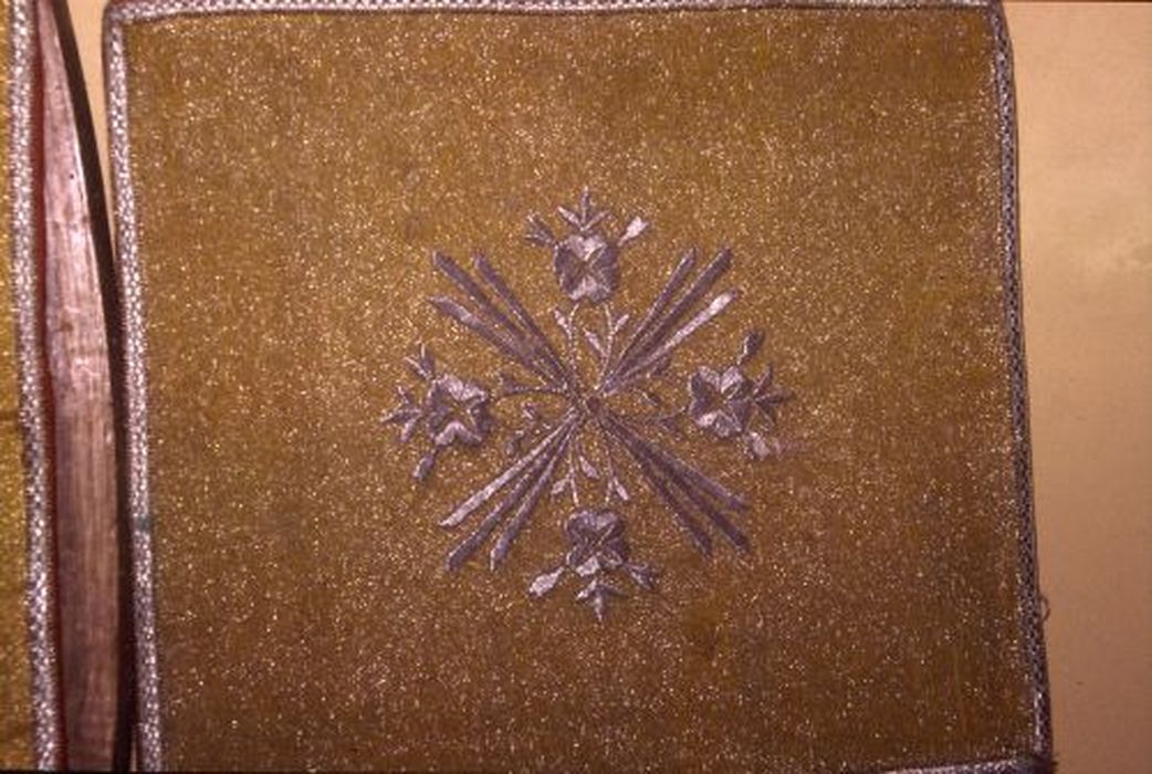 bourse de corporal (ornement doré), détail