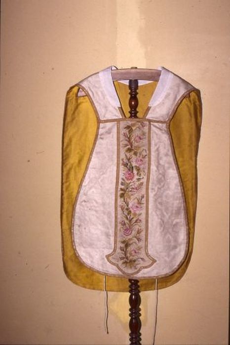 chasuble (ornement blanc) - © Ministère de la Culture (France), Conservation des antiquités et des objets d’art de l'Ariège – Tous droits réservés
