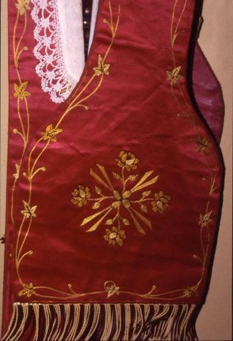 manipule (ornement rouge), détail - © Ministère de la Culture (France), Conservation des antiquités et des objets d’art de l'Ariège – Tous droits réservés 