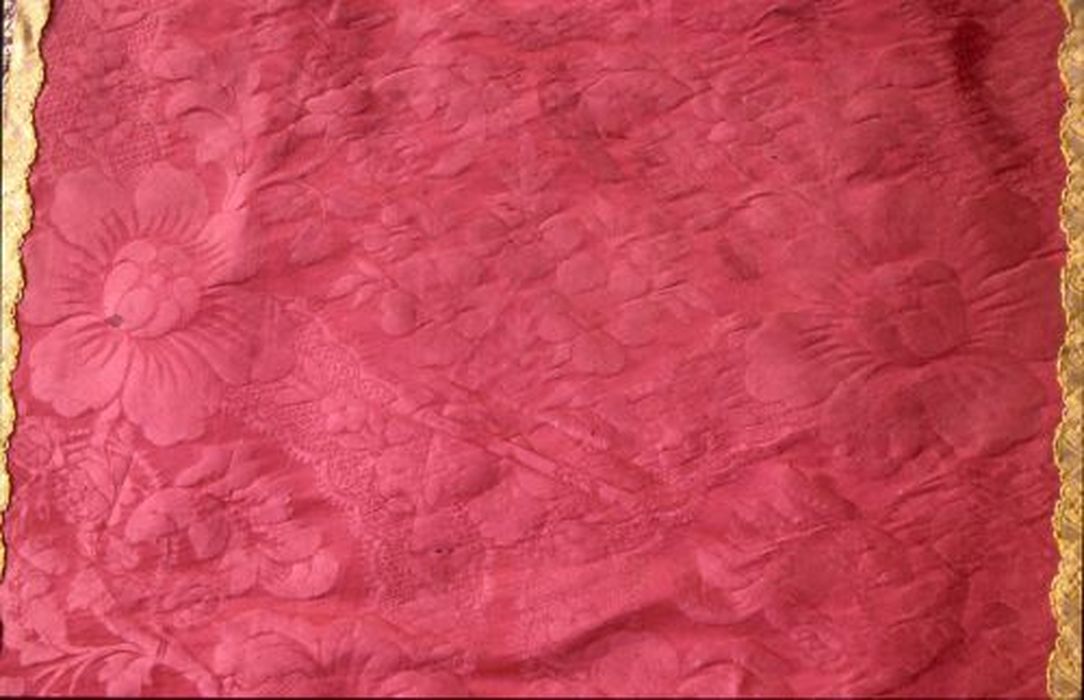 chasuble (ornement rouge), détail - © Ministère de la Culture (France), Conservation des antiquités et des objets d’art de l'Ariège – Tous droits réservés 