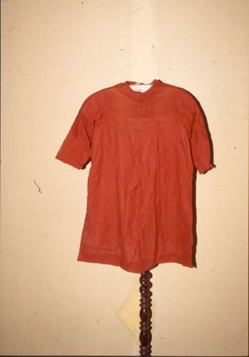 tenue d'enfant de choeur - © Ministère de la Culture (France), Conservation des antiquités et des objets d’art de l'Ariège – Tous droits réservés