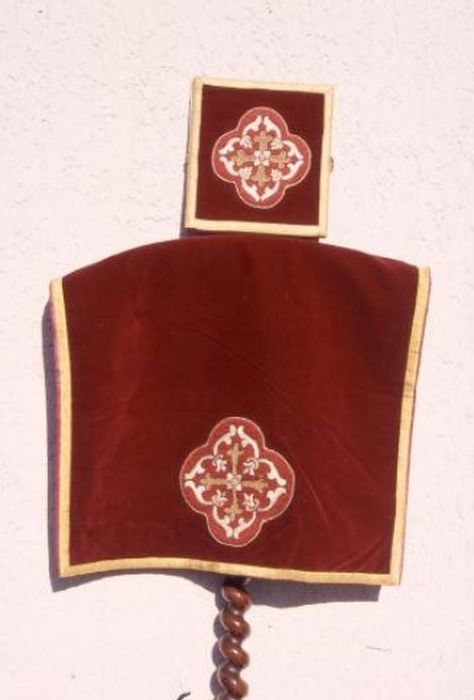 bourse de corporal, voile de calice (ornement rouge) - © Ministère de la Culture (France), Conservation des antiquités et des objets d’art de l'Ariège – Tous droits réservés 