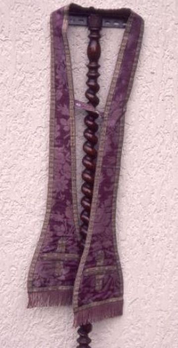 étole de clerc (ornement violet) - © Ministère de la Culture (France), Conservation des antiquités et des objets d’art de l'Ariège – Tous droits réservés