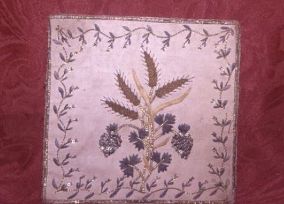 pale (ornement blanc) - © Ministère de la Culture (France), Conservation des antiquités et des objets d’art de l'Ariège – Tous droits réservés
