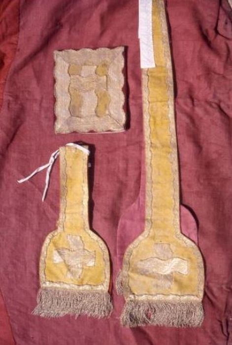étole de clerc, manipule, bourse de corporal (ornement doré) - © Ministère de la Culture (France), Conservation des antiquités et des objets d’art de l'Ariège – Tous droits réservés 