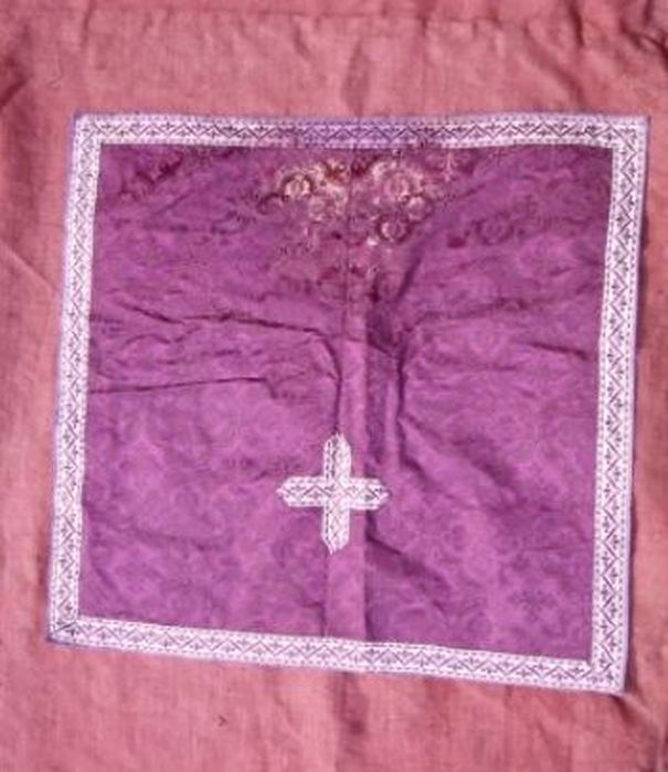 voile de calice (ornement violet) - © Ministère de la Culture (France), Conservation des antiquités et des objets d’art de l'Ariège – Tous droits réservés 