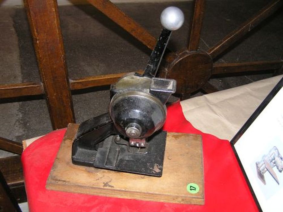 presse à relier (oeilleteuse) - © Ministère de la Culture (France), Conservation des antiquités et des objets d’art de l'Ariège – Tous droits réservés 