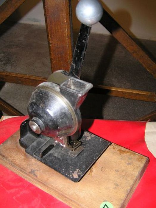 presse à relier (oeilleteuse) - © Ministère de la Culture (France), Conservation des antiquités et des objets d’art de l'Ariège – Tous droits réservés 