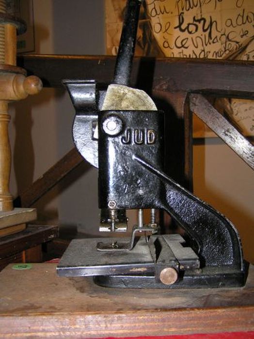 presse à relier (oeilleteuse) - © Ministère de la Culture (France), Conservation des antiquités et des objets d’art de l'Ariège – Tous droits réservés