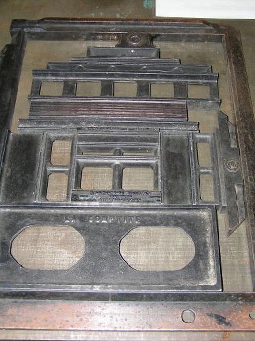 outil spécifique aux métiers de l'imprimerie (marbre de composition), détail - © Ministère de la Culture (France), Conservation des antiquités et des objets d’art de l'Ariège – Tous droits réservés 