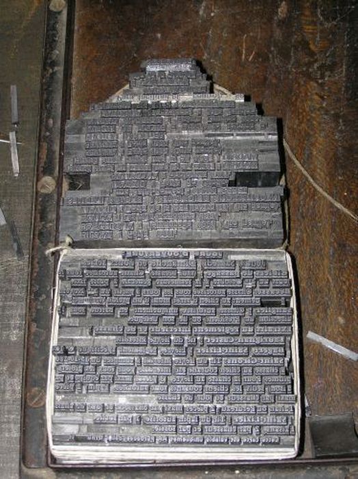outil spécifique aux métiers de l'imprimerie (marbre de composition), détail - © Ministère de la Culture (France), Conservation des antiquités et des objets d’art de l'Ariège – Tous droits réservés 