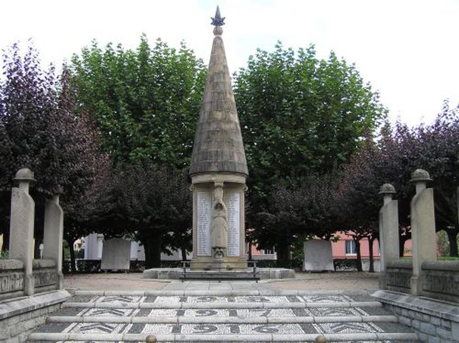 statue (monument aux morts) : Une Couseranaise - © Ministère de la Culture (France), Conservation des antiquités et des objets d’art de l'Ariège – Tous droits réservés
