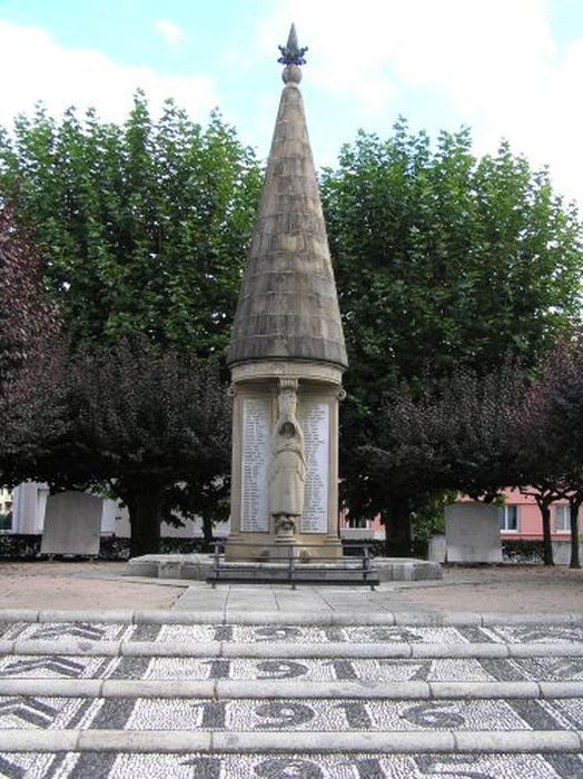 statue (monument aux morts) : Une Couseranaise - © Ministère de la Culture (France), Conservation des antiquités et des objets d’art de l'Ariège – Tous droits réservés 