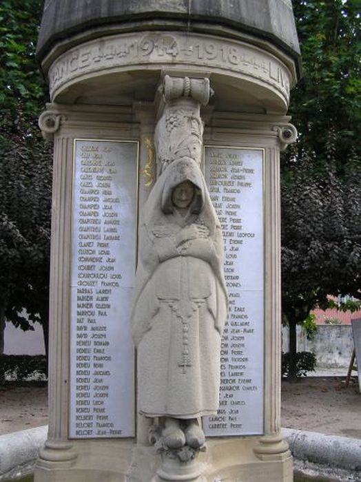 statue (monument aux morts) : Une Couseranaise, vue partielle - © Ministère de la Culture (France), Conservation des antiquités et des objets d’art de l'Ariège – Tous droits réservés 
