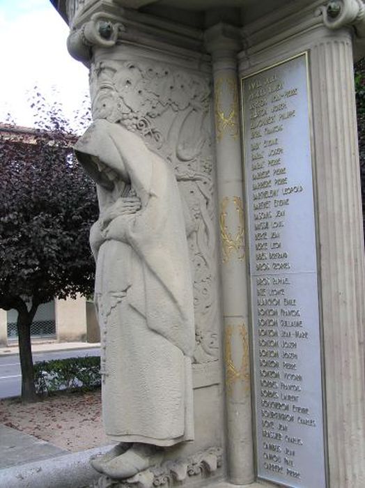 statue (monument aux morts) : Une Couseranaise, vue partielle - © Ministère de la Culture (France), Conservation des antiquités et des objets d’art de l'Ariège – Tous droits réservés 