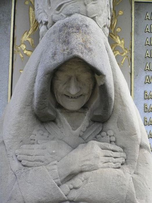 statue (monument aux morts) : Une Couseranaise, détail - © Ministère de la Culture (France), Conservation des antiquités et des objets d’art de l'Ariège – Tous droits réservés 