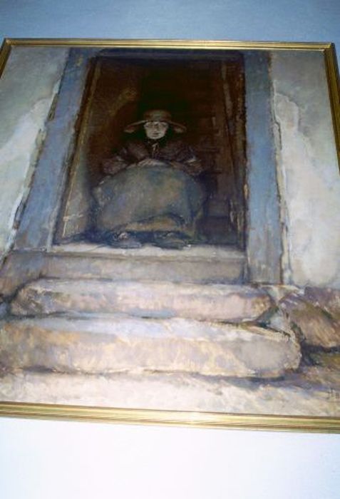 tableau : Vieille dame assise à l’entrée de sa porte - © Ministère de la Culture (France), Conservation des antiquités et des objets d’art de l'Ariège – Tous droits réservés