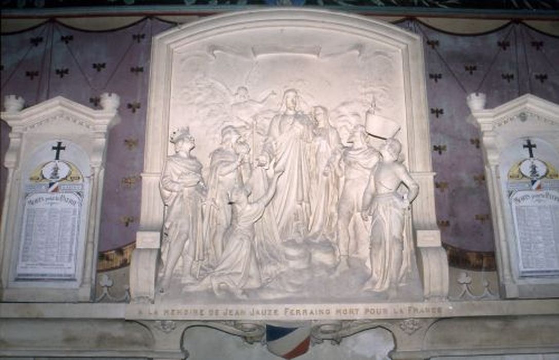 monument aux morts, bas-relief : Christ entouré de personnages (le) - © Ministère de la Culture (France), Conservation des antiquités et des objets d’art de l'Ariège – Tous droits réservés 