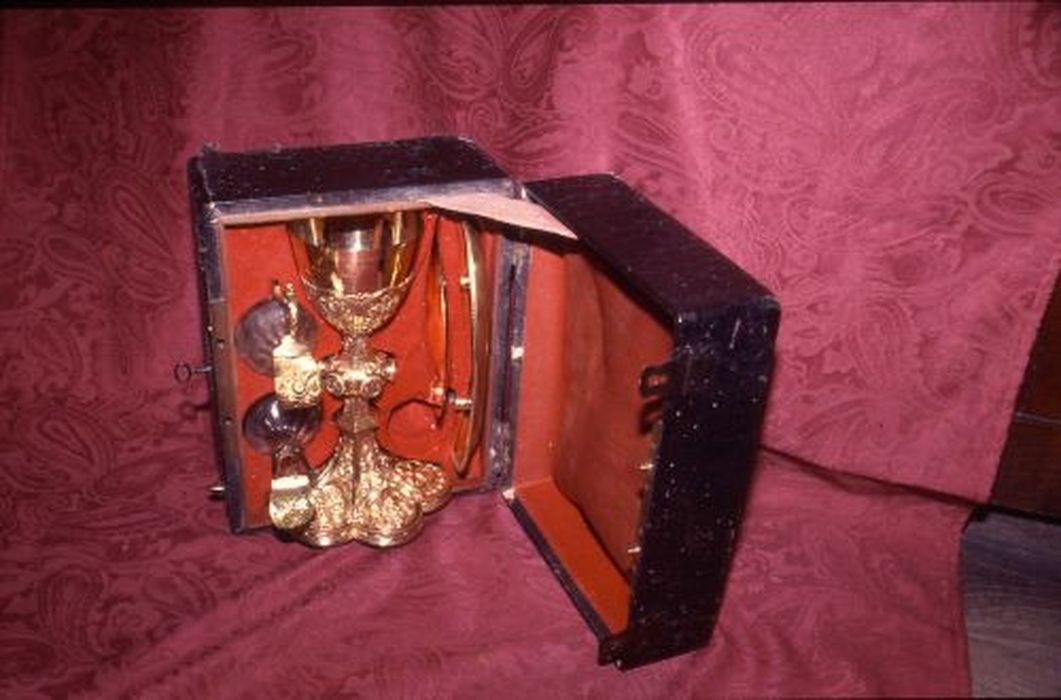 Chapelle de messe et sa boîte : calice, patène, burettes et leur plateau