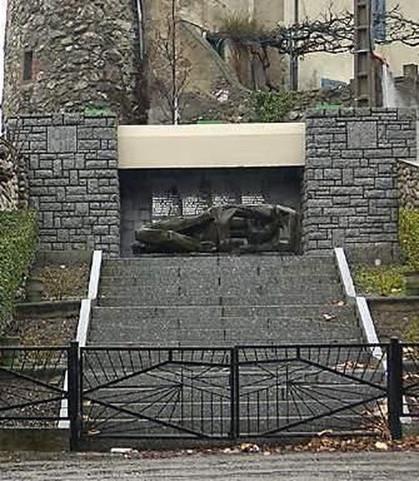 statue (monument aux morts) : Soldat allongé - © Ministère de la Culture (France), Conservation des antiquités et des objets d’art de l'Ariège – Tous droits réservés