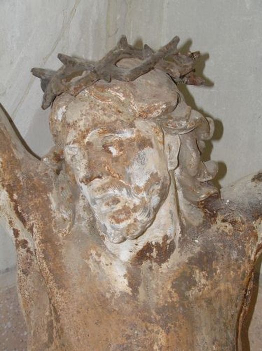 statue : Christ en croix, détail