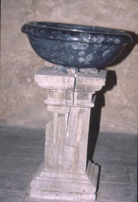 Cuve baptismale, ancien bénitier