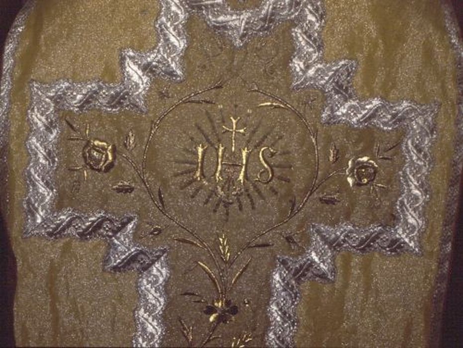 chasuble (ornement doré), détail