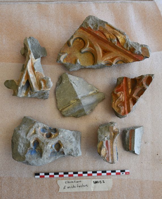 fragments lapidaires (fragments de décors polychromes)