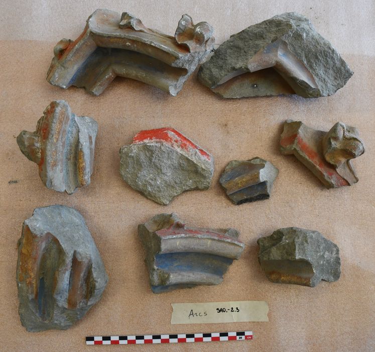 fragments lapidaires (fragments de décors polychromes)