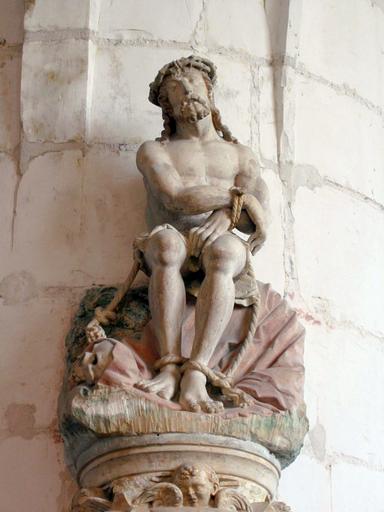 Statue : Christ aux liens ; socle, vue générale