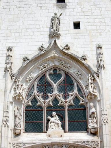 Groupe sculpté : Vierge de Pitié et statues : sainte Barbe, évêque et donateur