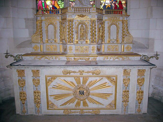 Autel, tabernacle, retable et 3 statuettes (volées)