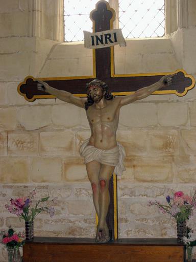 Statue : Christ en croix, vue générale