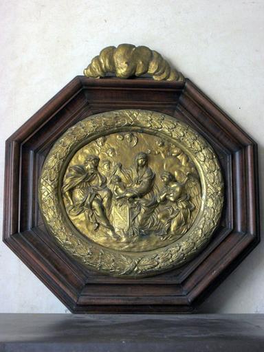Médaillons en bas-relief (2) : Sainte Famille, Jésus adoré par les anges, vue générale (Jésus adoré par les anges) - © Ministère de la Culture, 2003 ; © Conseil régional de Champagne-Ardenne, 2003 ; © Conseil général de l'Aube, 2003