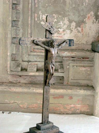 Statue : Christ en croix, vue générale