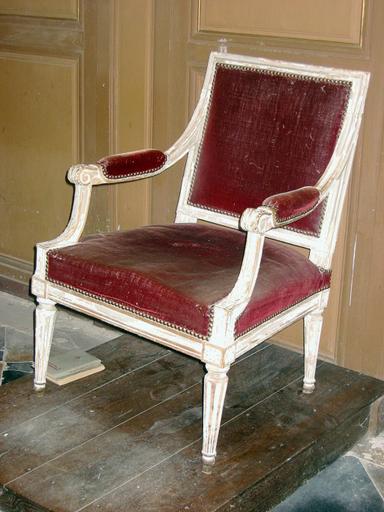 Fauteuil, tabourets (4), vue générale