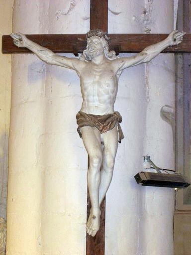 Statue (crucifix) : Christ en croix, vue générale