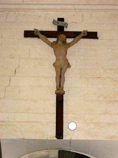 Statue : Christ en croix, vue générale