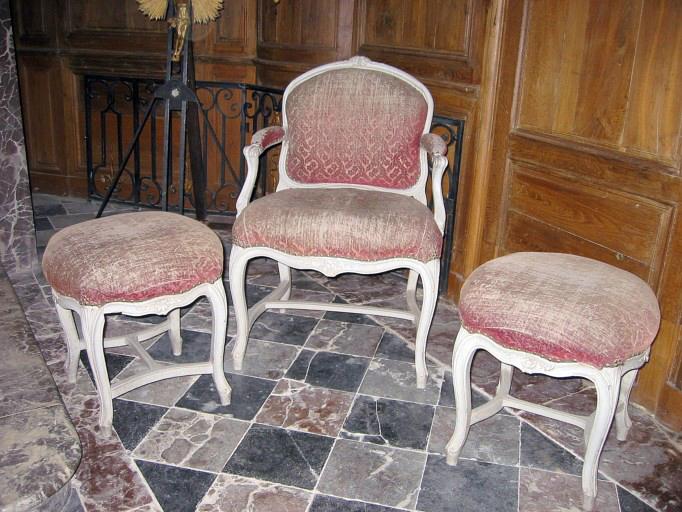 Fauteuil, tabourets (2), vue générale