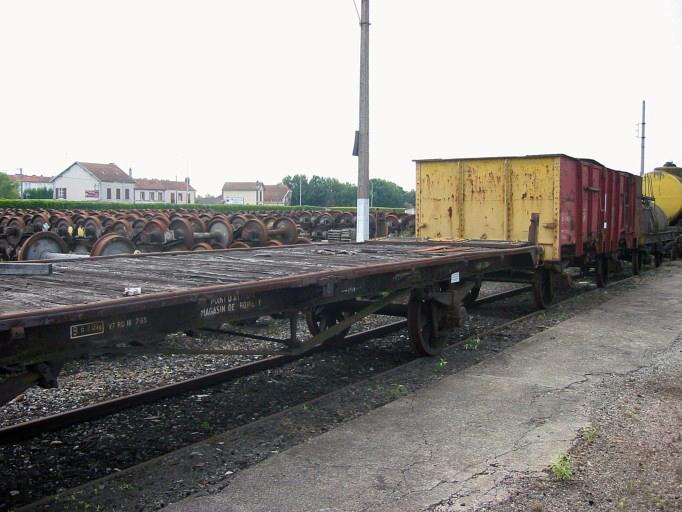Wagon plat à deux essieux EST NNTou W717, vue générale - © Ministère de la Culture, 2003 ; © Conseil régional de Champagne-Ardenne, 2003 ; © Conseil général de l'Aube, 2003