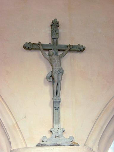 Statue : Christ en croix, vue générale