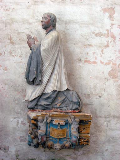 Statue (grandeur nature) : Chanoine Bréjard en prière ; socle, vue générale